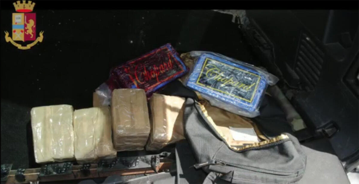Oltre sette chili di droga, armi e denaro sotto sequestro: la Questura di Latina evidenzia la forza criminale del gruppo di trafficanti finito in manette. Il VIDEO - 