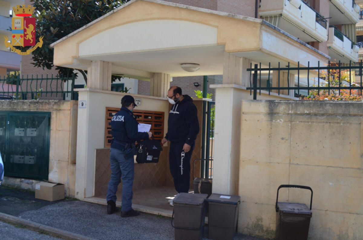 La Polizia di Velletri consegna un personal computer donato da un professore ad uno studente. - 