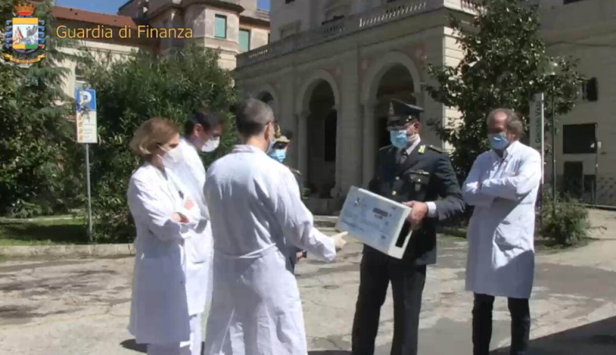 La Guardia di Finanza dona un un generatore di ozono al Policlinico Umberto I di Roma - 