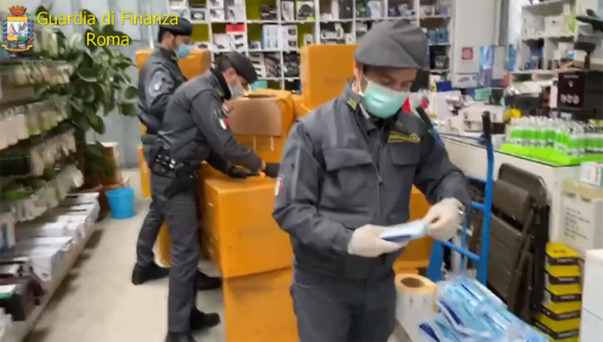 La Finanza di Frascati sequestra in una rivendita di Ciampino mascherine protettive sprovviste del marchio CE. - 
