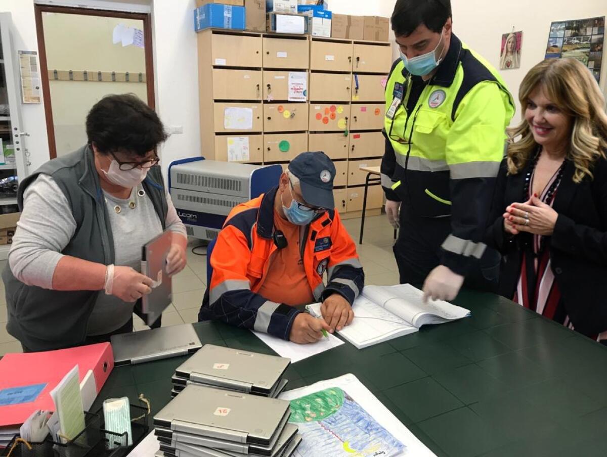 Consegnati i pc agli studenti di Sermoneta, acquistato con i fondi del Ministero, per la didattica a distanza. - 