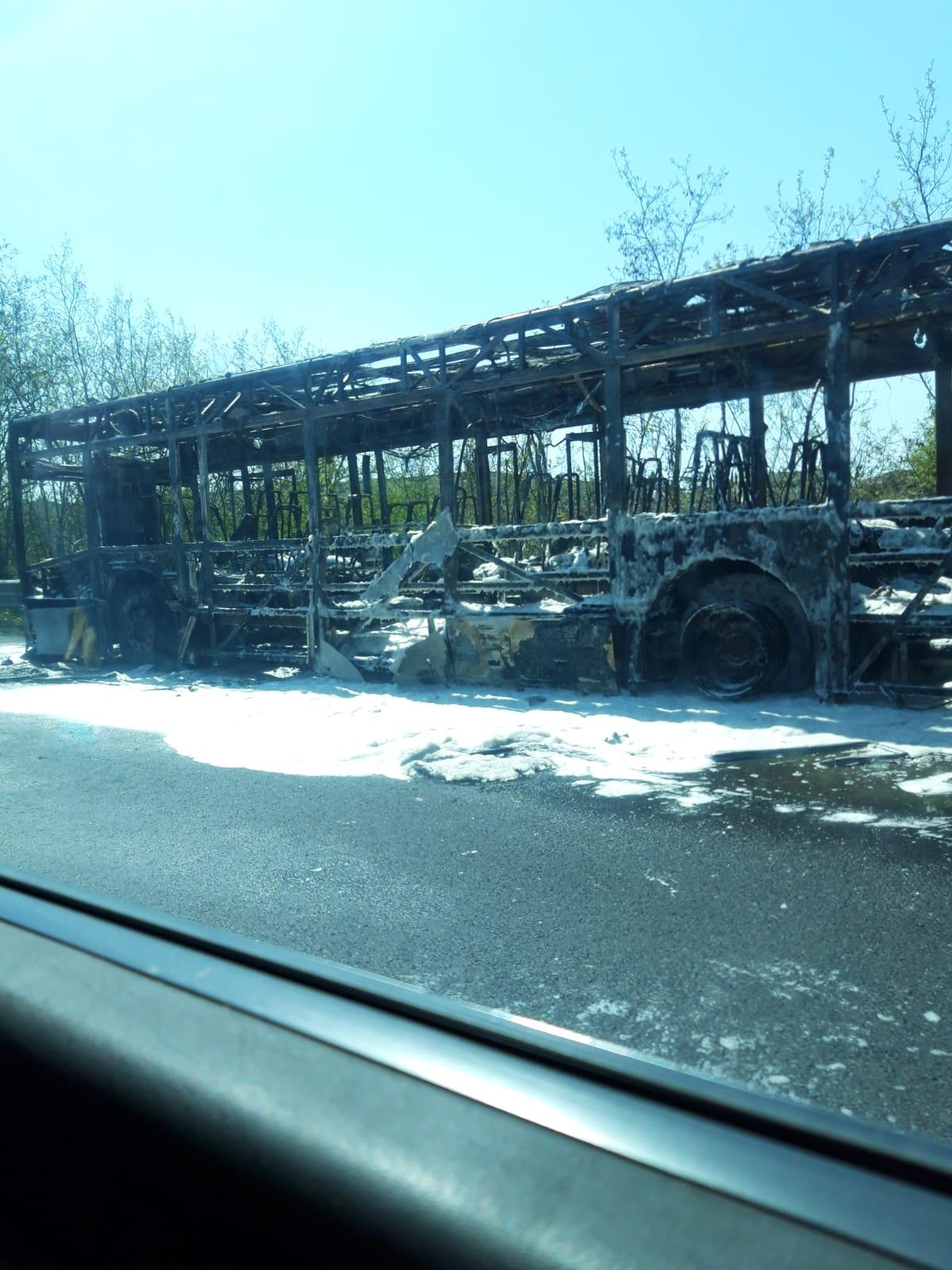 Pontina, disagi al traffico a causa di un bus in fiamme - 