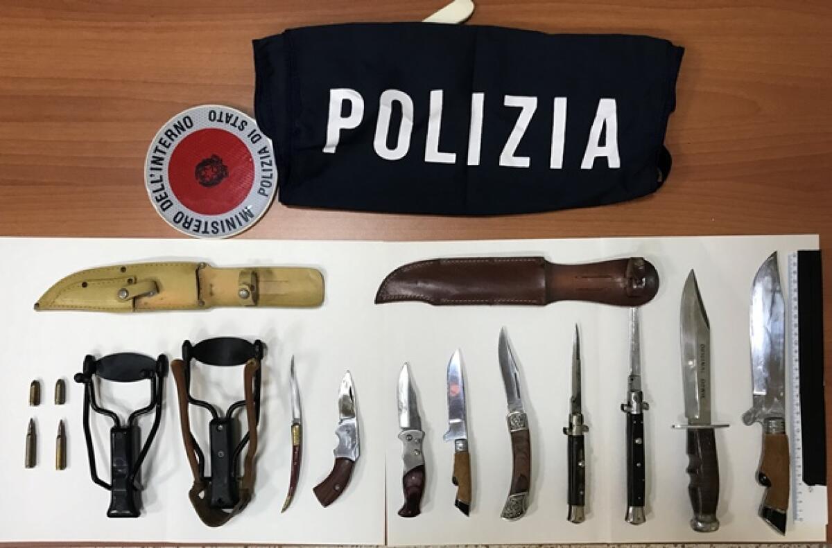 Lanciava sassi con una fionda dalla finestra di casa contro il palazzo di fronte. La Digos di Latina arresta un 70enne. - 
