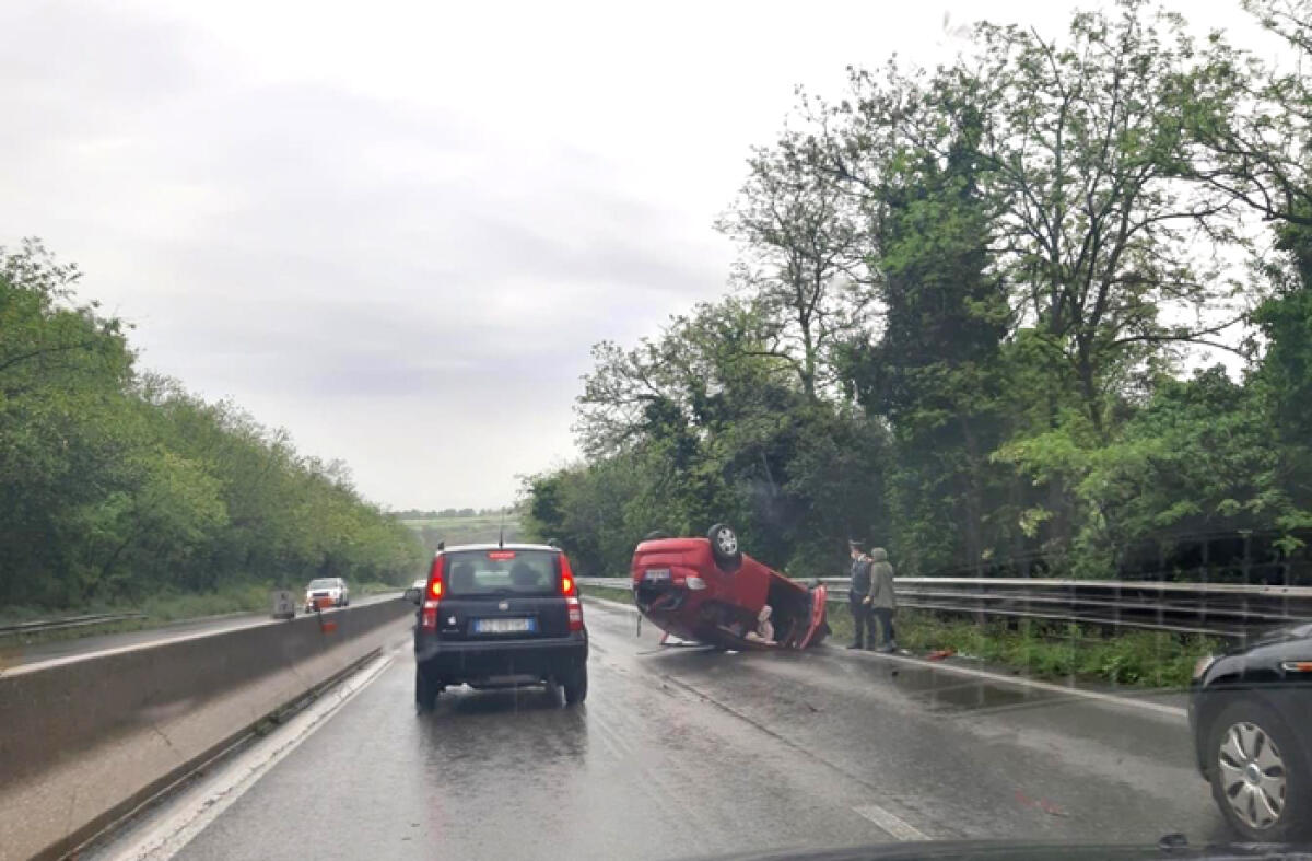 Incidente sulla Pontina, altezza Pomezia: auto si ribalta in strada. Traffico tornato regolare. - 
