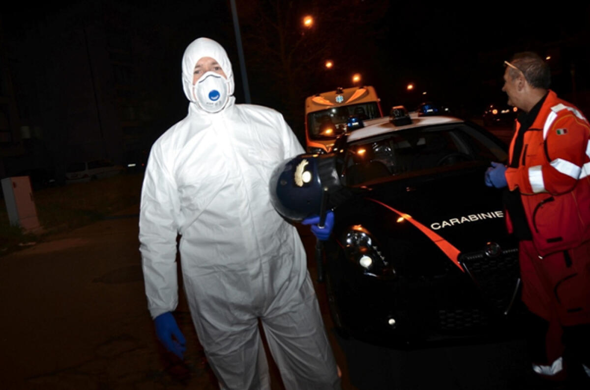 Sospetto caso Covid, rifiuta di sottoporsi al tampone e si barrica in casa, a Latina: viene persuaso dai Carabinieri. - 