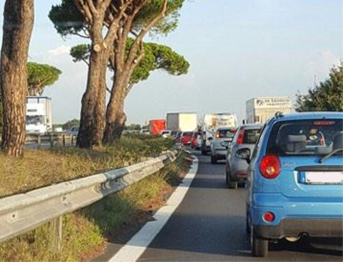 Code sulla Pontina tra le uscite per via dei Rutuli e la Laurentina per un incidente. - 