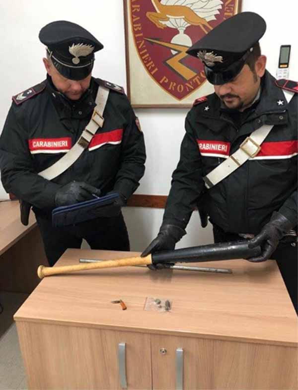 In giro in auto con un bastone e una mazza da baseball, denunciato - 