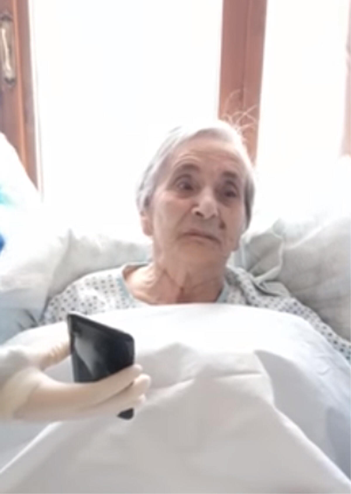 In clinica per il coronavirus, Sara festeggia i suoi 96 anni con il personale sanitario VIDEO - 