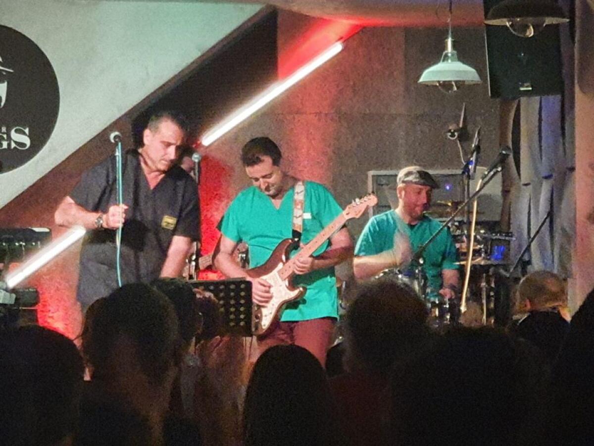 Un gruppo di medici romani realizza a distanza un brano rock dedicato all'emergenza coronavirus - 