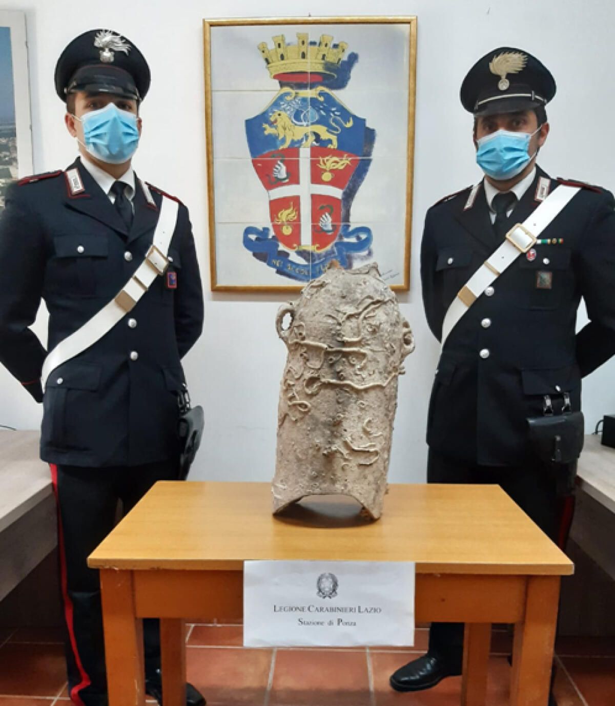 Ponza, ritrova un'anfora neopunica tra i rifiuti e la consegna ai carabinieri - 