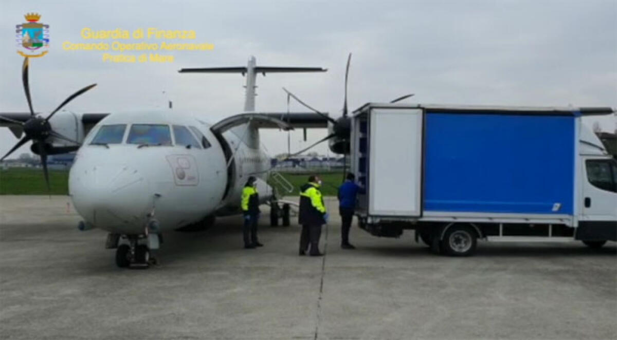 A Pratica di Mare atterra aereo per la Protezione Civile con materiale sanitario - 