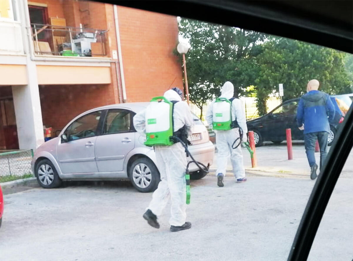 Dopo la protesta dei residenti, oggi arriva l’intervento di sanificazione nelle palazzine Ater di via Londra, ad Aprilia. - 