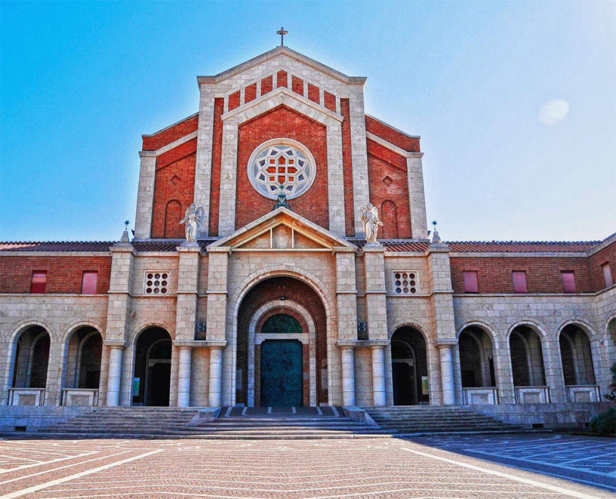 Rubati collana e medaglione d'oro dal Santuario di Nostra Signora delle Grazie a Nettuno, fermato un uomo - 