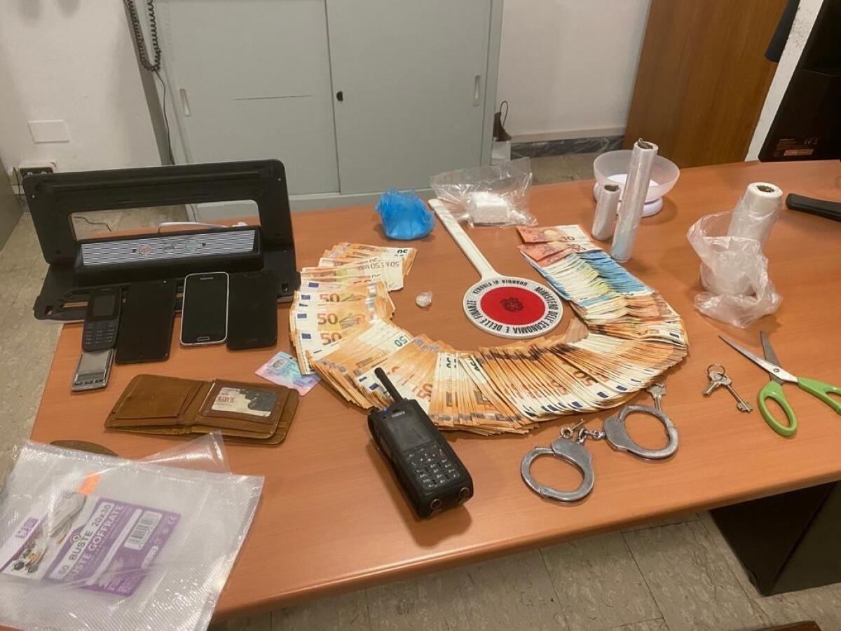La Finanza arresta ad Ardea un pusher albanese finito nella rete dei controlli anti-Covid. Sequestrato un atto di cocaina. - 