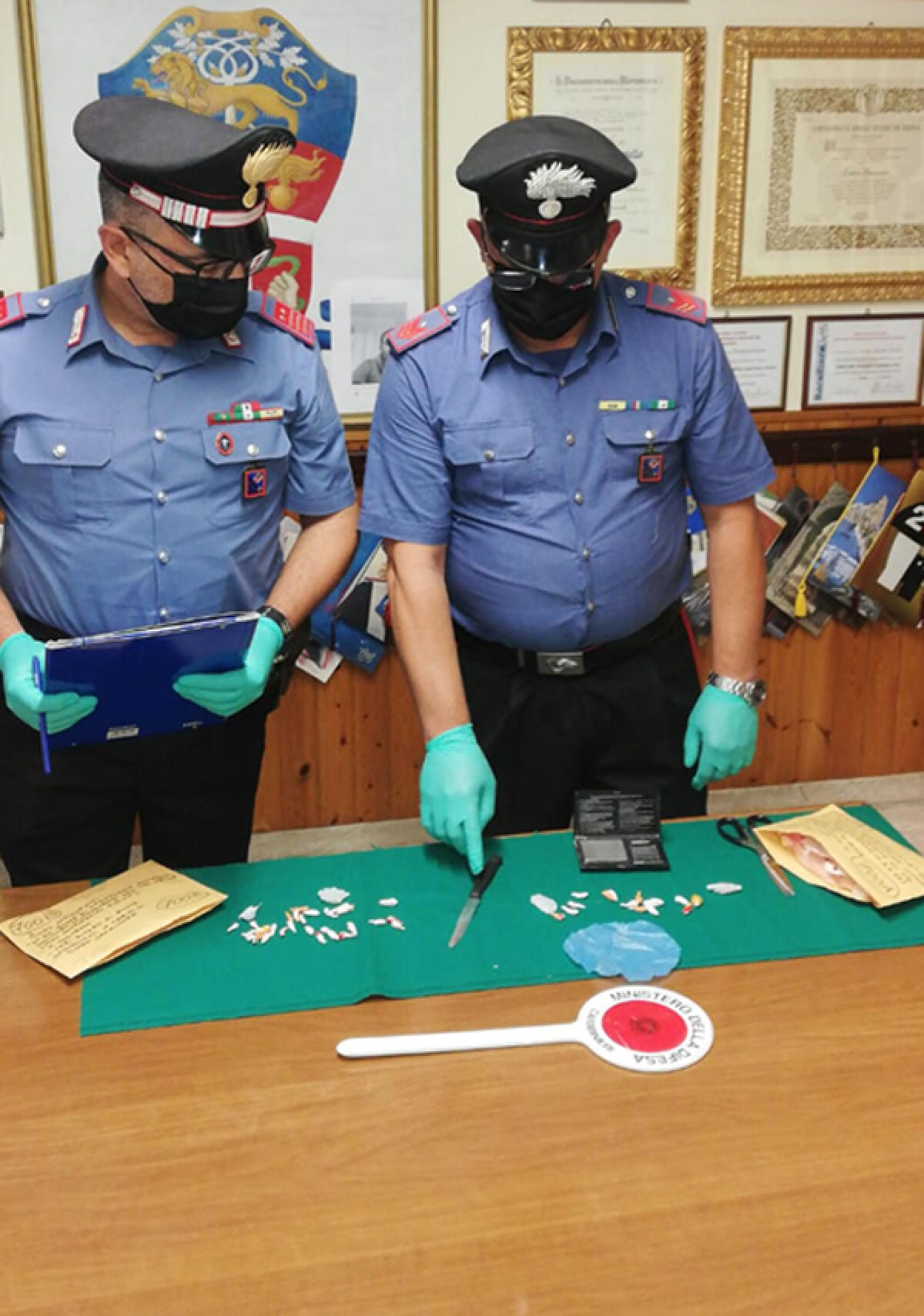 Due 30enni indiani arrestati in pieno notte a Fondi: confezionavano dosi di eroina in una baracca. - 