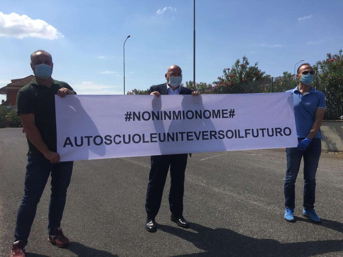 Flash mob di protesta delle autoscuole e scuole nautiche di Latina colpite dal lockdown - 