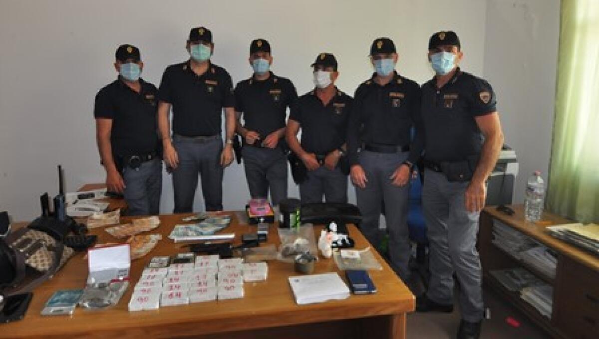 Base dello spaccio nell'officina di Latina, sequestrati quasi 4 chili di droga - 