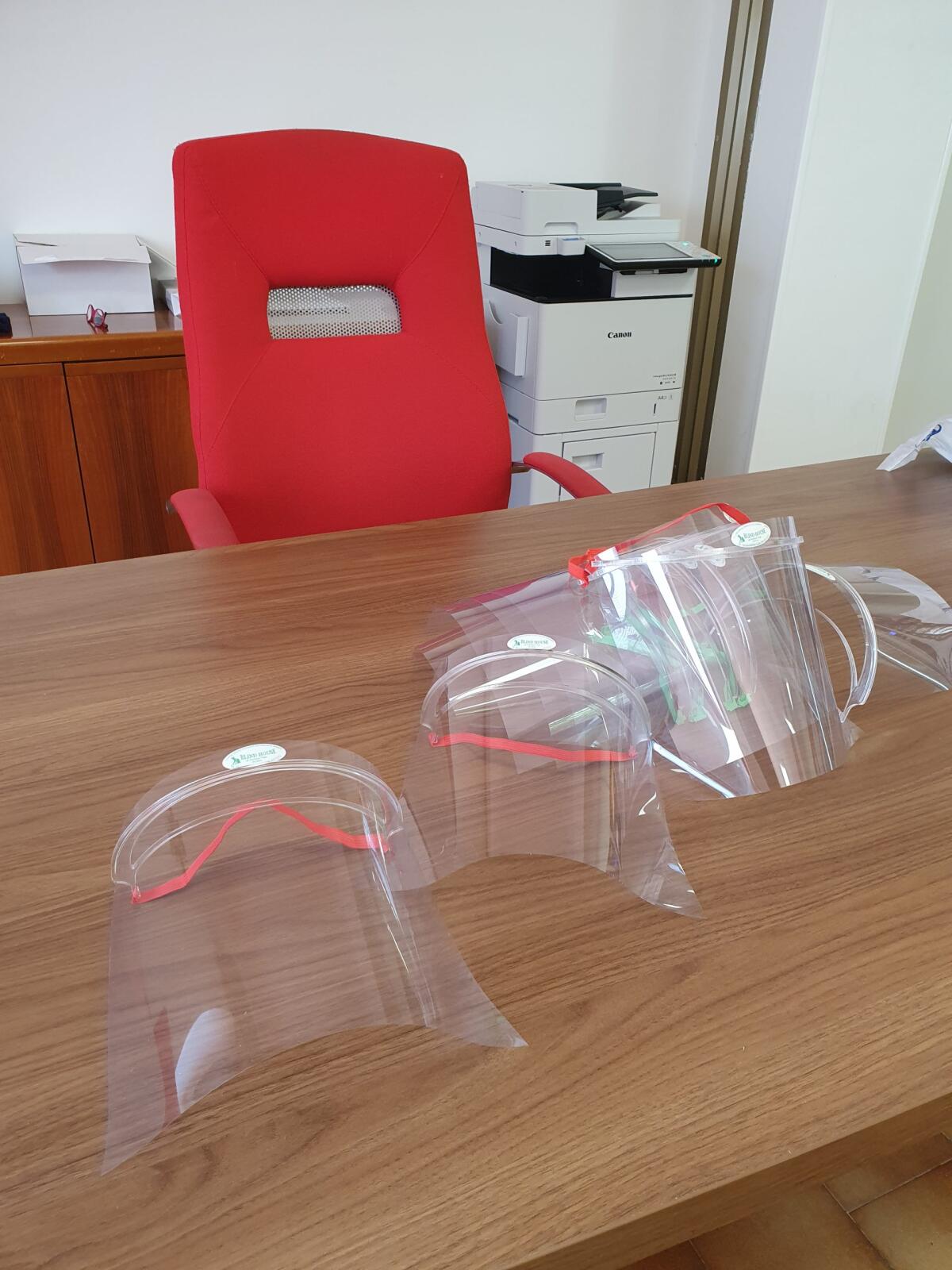 Prevenzione Covid-19, un’azienda di Anzio dona visiere di protezione al Comando della Polizia Locale. - 