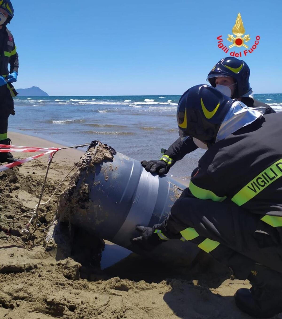 Bidone con liquido sospetto sulla spiaggia di Sabaudia, intervengono i vigili del fuoco - 