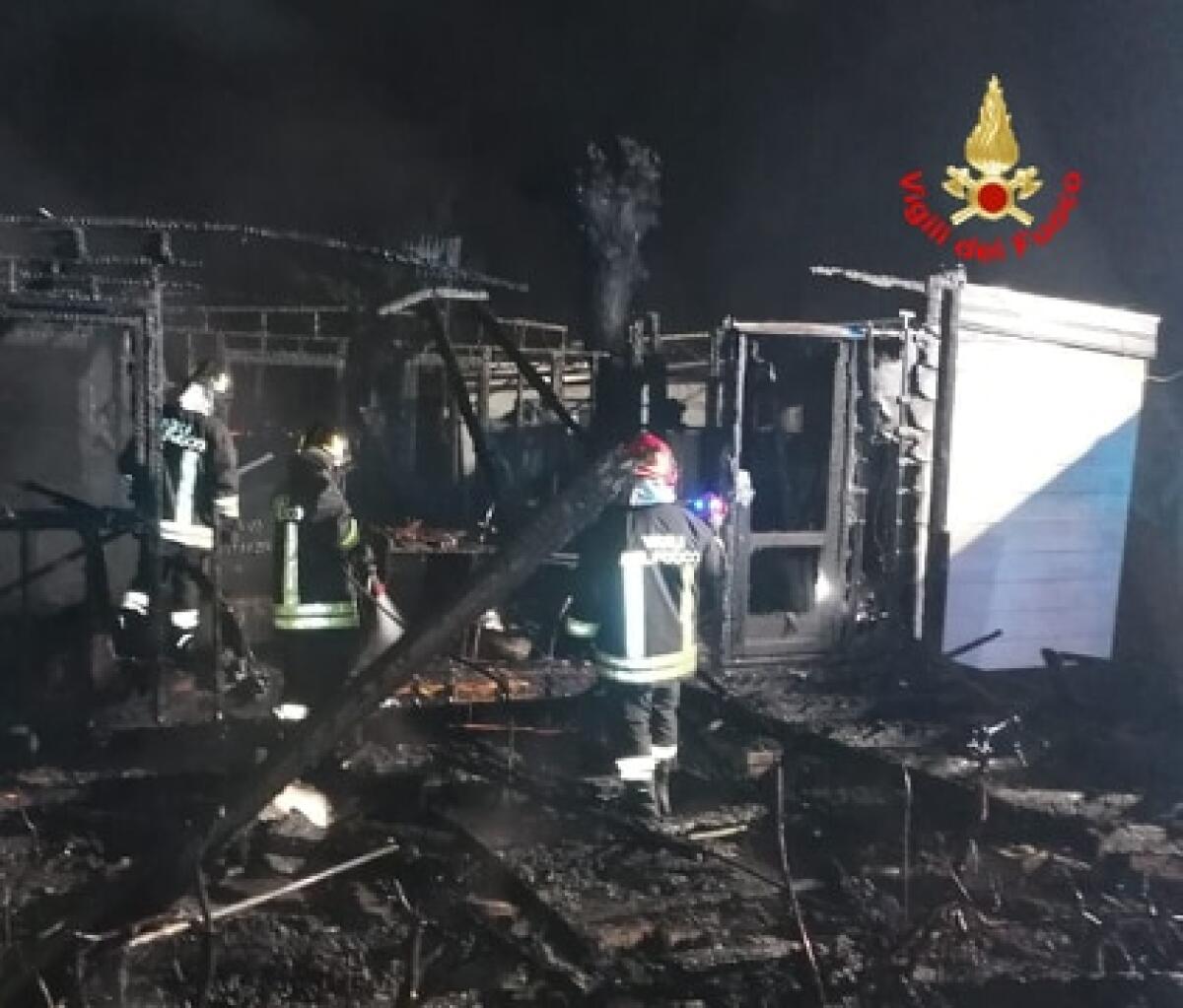 Fiamme in un campeggio di Terracina, in via Badino: intervengono i vigili del fuoco. - 