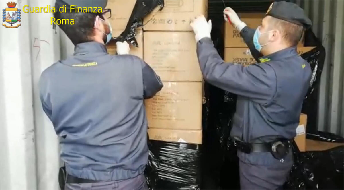 Scoperto dalla Finanza di Roma un container con oltre un milione di mascherine non sicure. Denunciati due cinesi. - 
