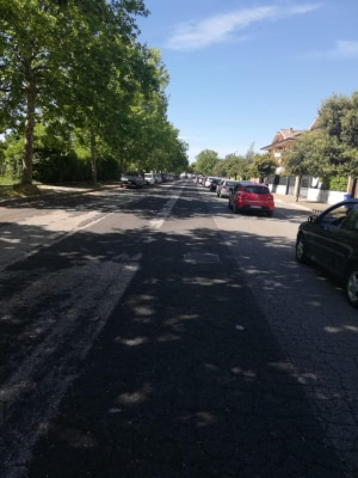 Auto incolonnate in via Toscanini, ad Aprilia, in attesa di entrare all’Ecocentro. Consentito l’accesso di una vettura alla volta. - 