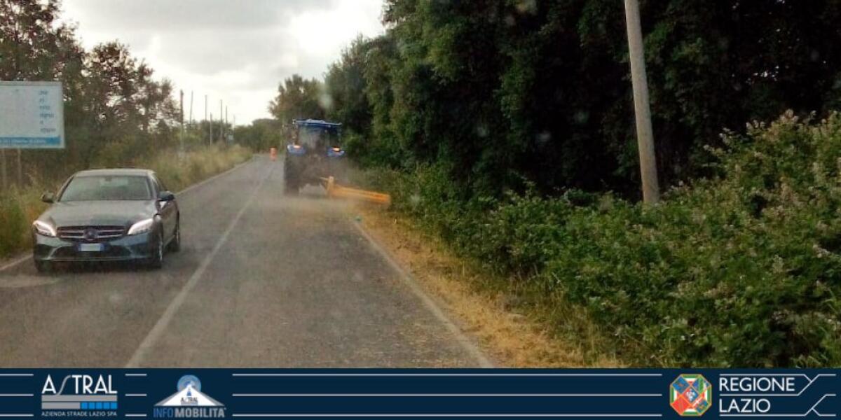 Lavori di sfalcio oggi sulla strada provinciale Cisterna-Campoleone. - 