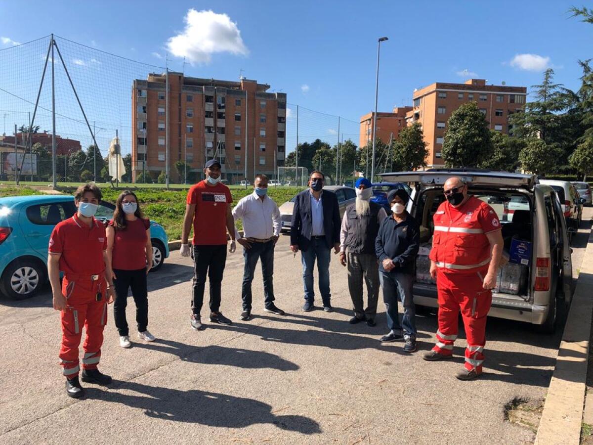 Aprilia, la comunità indiana dona generi alimentari e beni di prima necessità - 