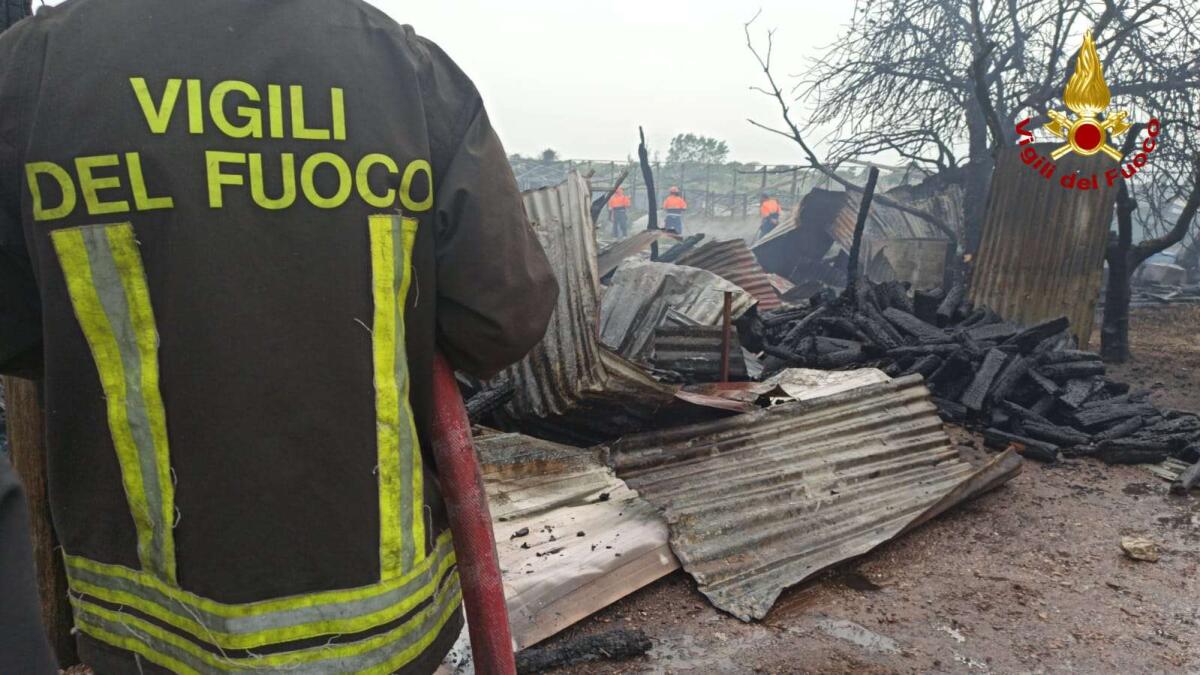Grosso incendio in un’area rurale di Sperlonga: al lavoro i vigili del fuoco. - 