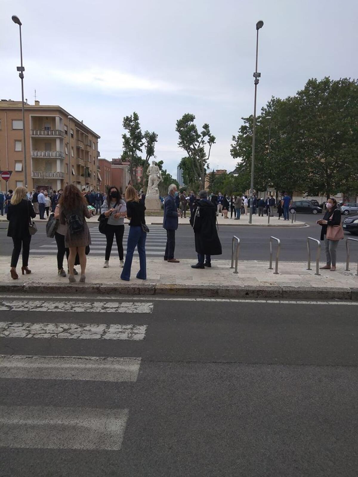 Giustizia ferma, il flash mob di protesta degli avvocati di Latina davanti al Tribunale - 