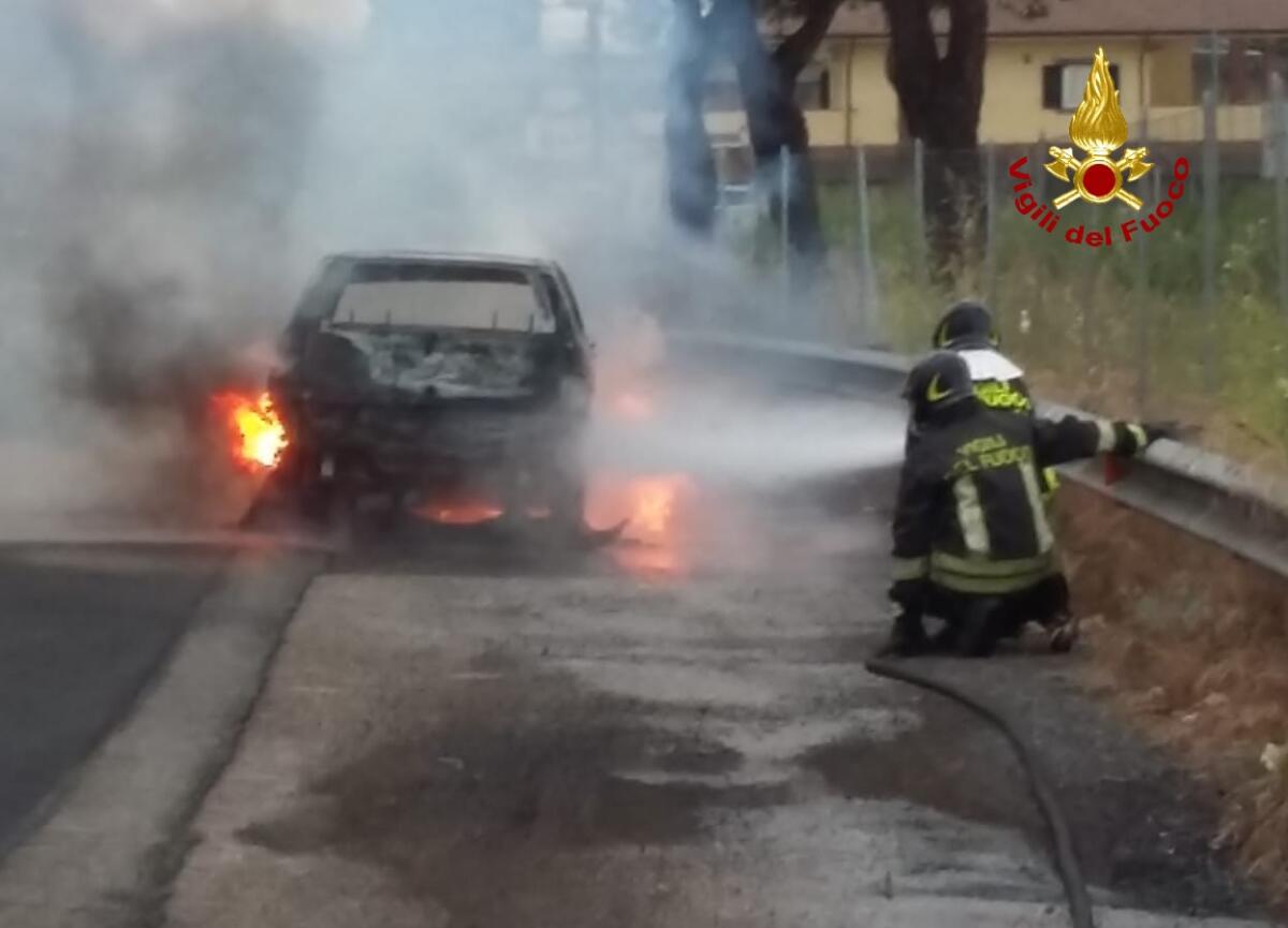 Auto in fiamme lungo la Pontina, ad Aprilia: le cause sarebbero di natura accidentale. - 