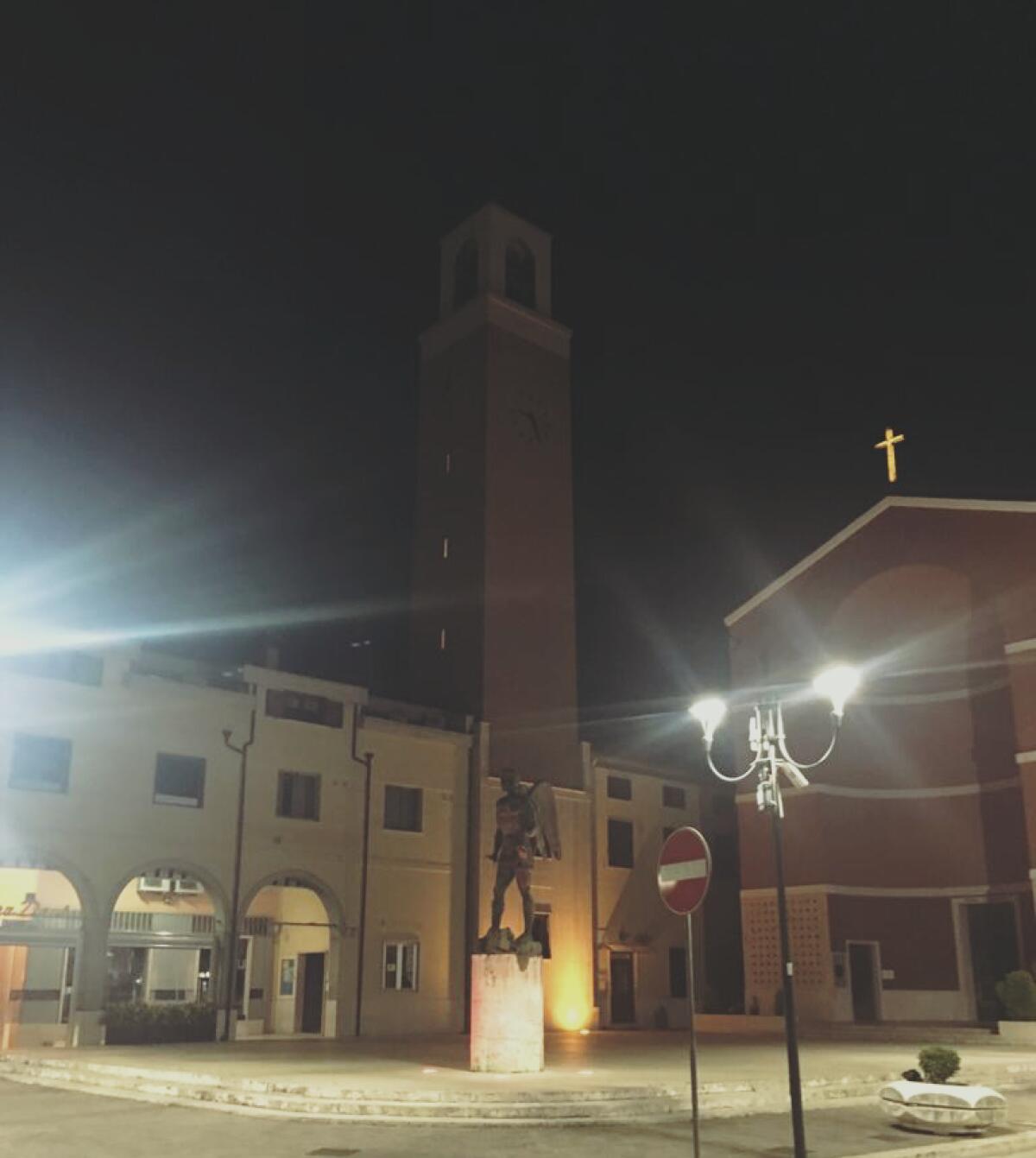 Luci del campanile di San Michele spente in Piazza Roma ad Aprilia per l’iniziativa lanciata dal movimento “Risorgiamo Italia”. - 
