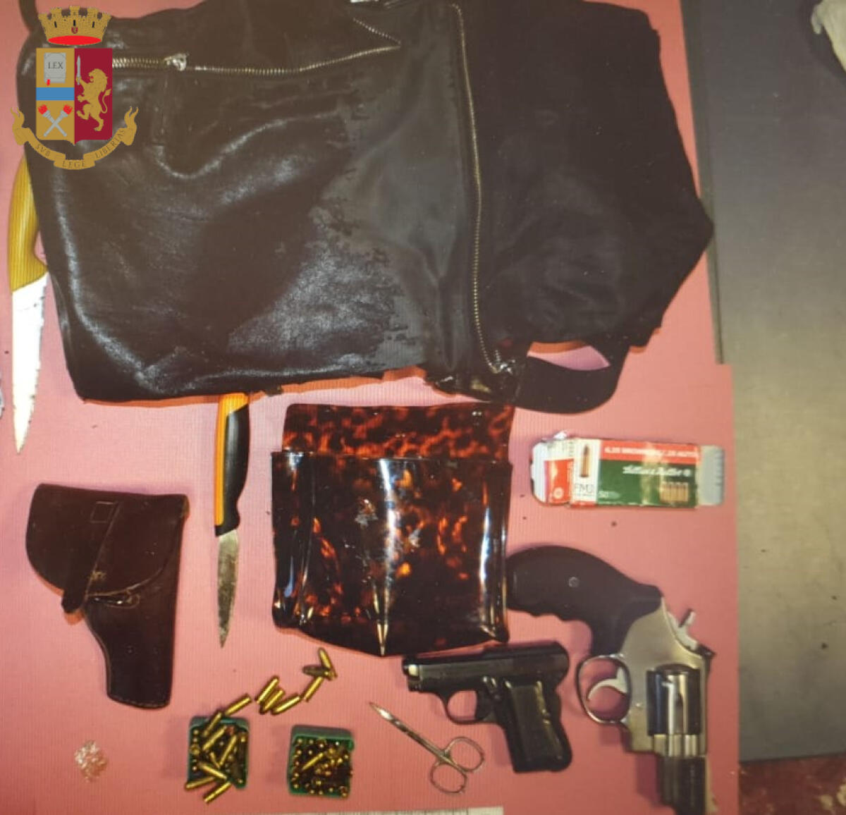 Genzano, ai domiciliari nascondeva 2 pistole nel sottosella di un ciclomotore. In arresto - 