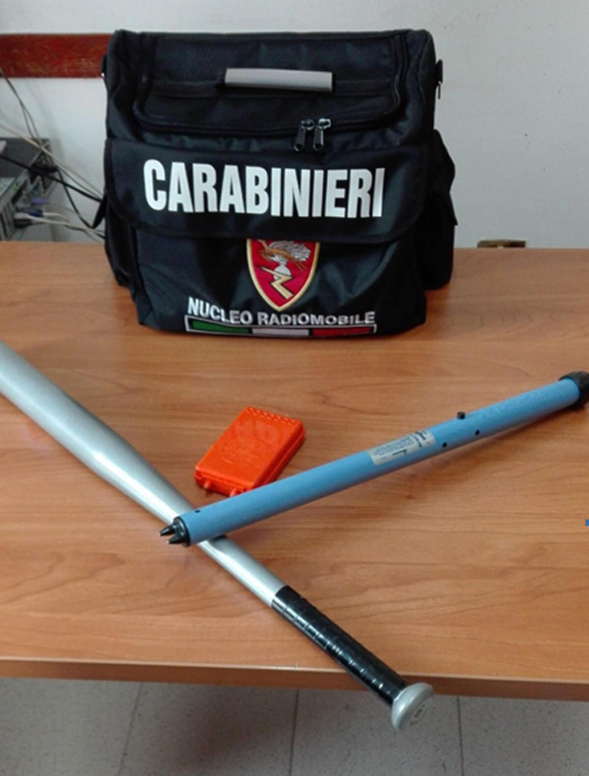 Circolava in auto per le strade di Latina con una mazza da baseball ed un bastone teaser: denunciato un 28enne. - 