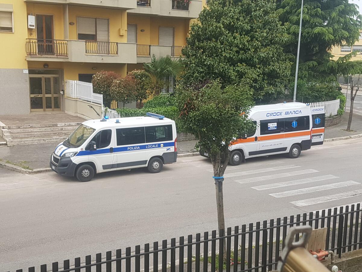 Cadute a causa dei marciapiedi dissestati: ennesimo episodio in via Giustiniano, ad Aprilia. - 