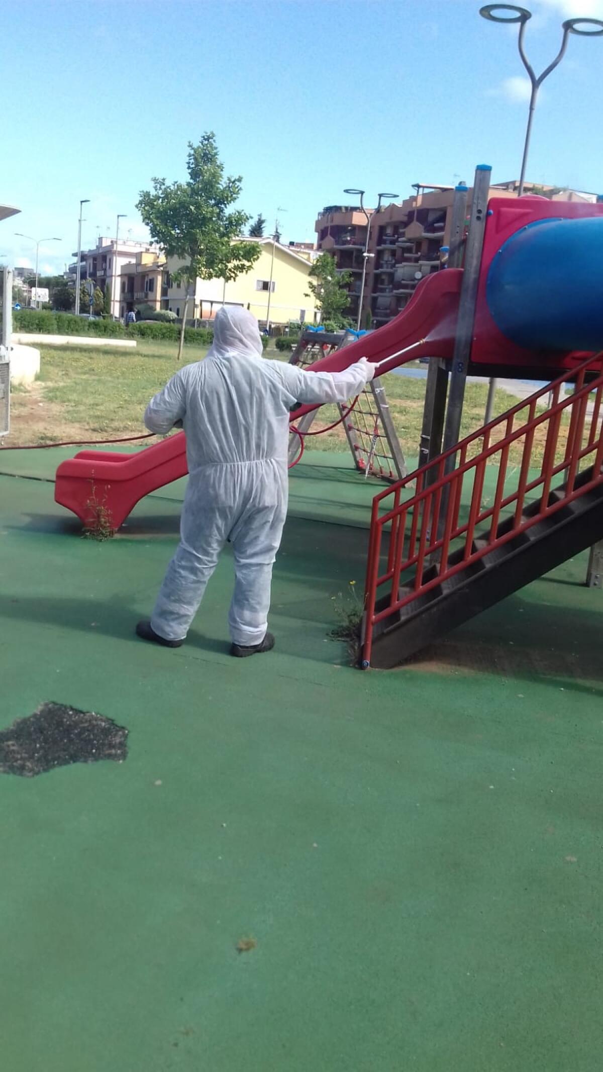 Coronavirus, a Pomezia in corso la sanificazione dei giochi per bambini nei parchi pubblici. - 