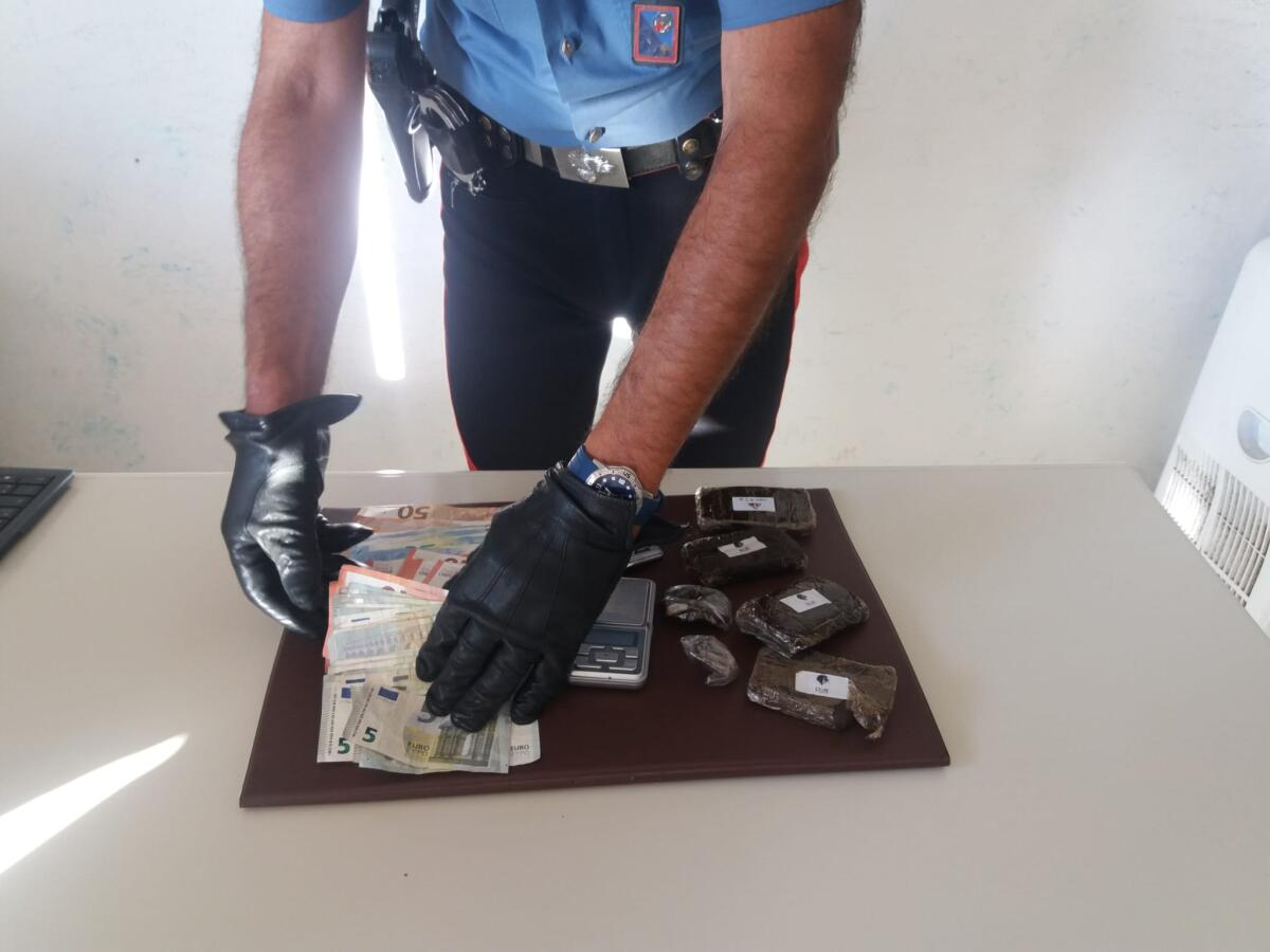 Viaggiava su un’auto rubata, in casa nascondeva 400 grammi di hashish: 21enne nordafricano in manette a Nettuno. - 