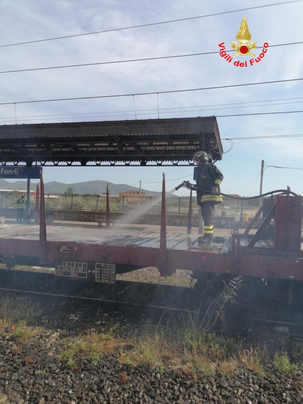 Incendio alla stazione ferroviaria di Fondi, coinvolti 2 carri merci - 