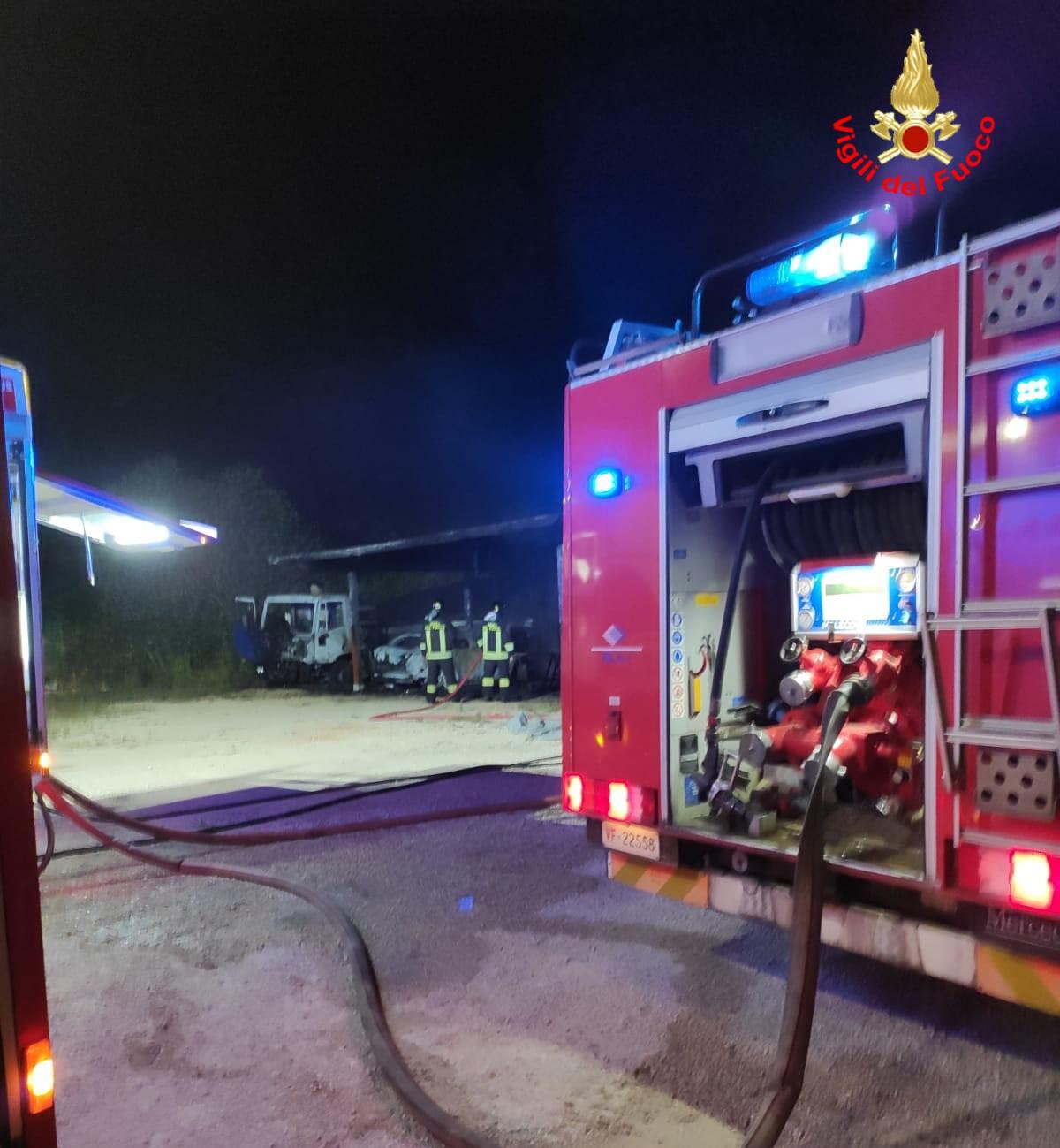 Violento incendio a Sabaudia, all’interno di una proprietà privata: mezzi in fiamme; una persona finisce in ospedale. - 