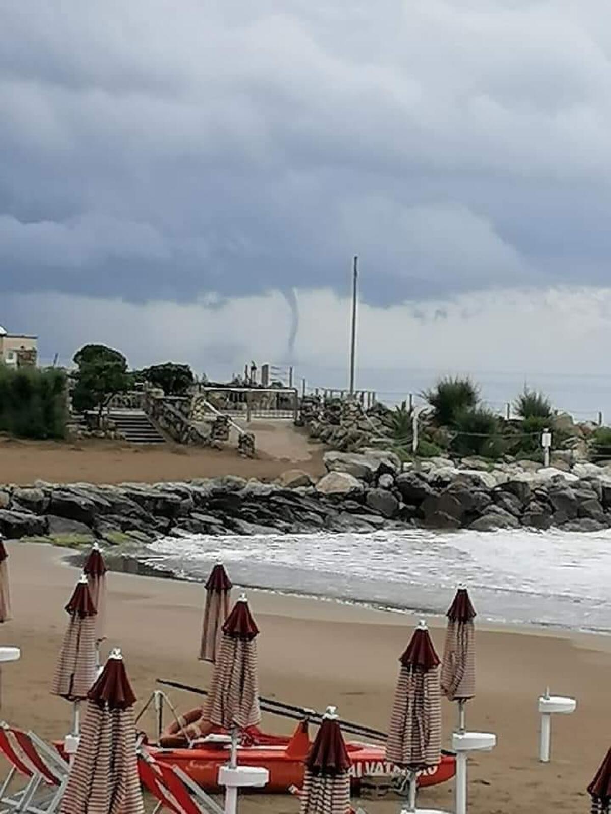 Tromba marina sulle coste di Terracina. Il maltempo imperversa in gran parte della nostra regione. - 