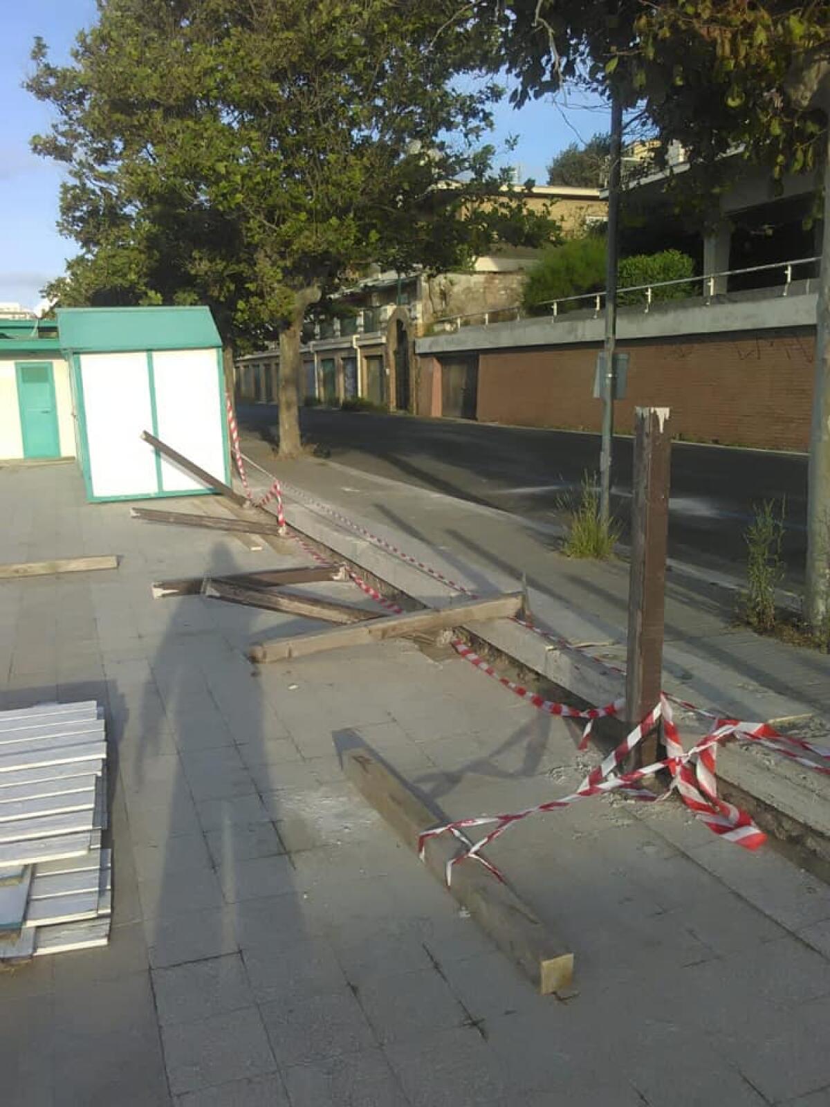 Gruppo di ragazzini danneggia recinzione di uno stabilimento ad Anzio - 
