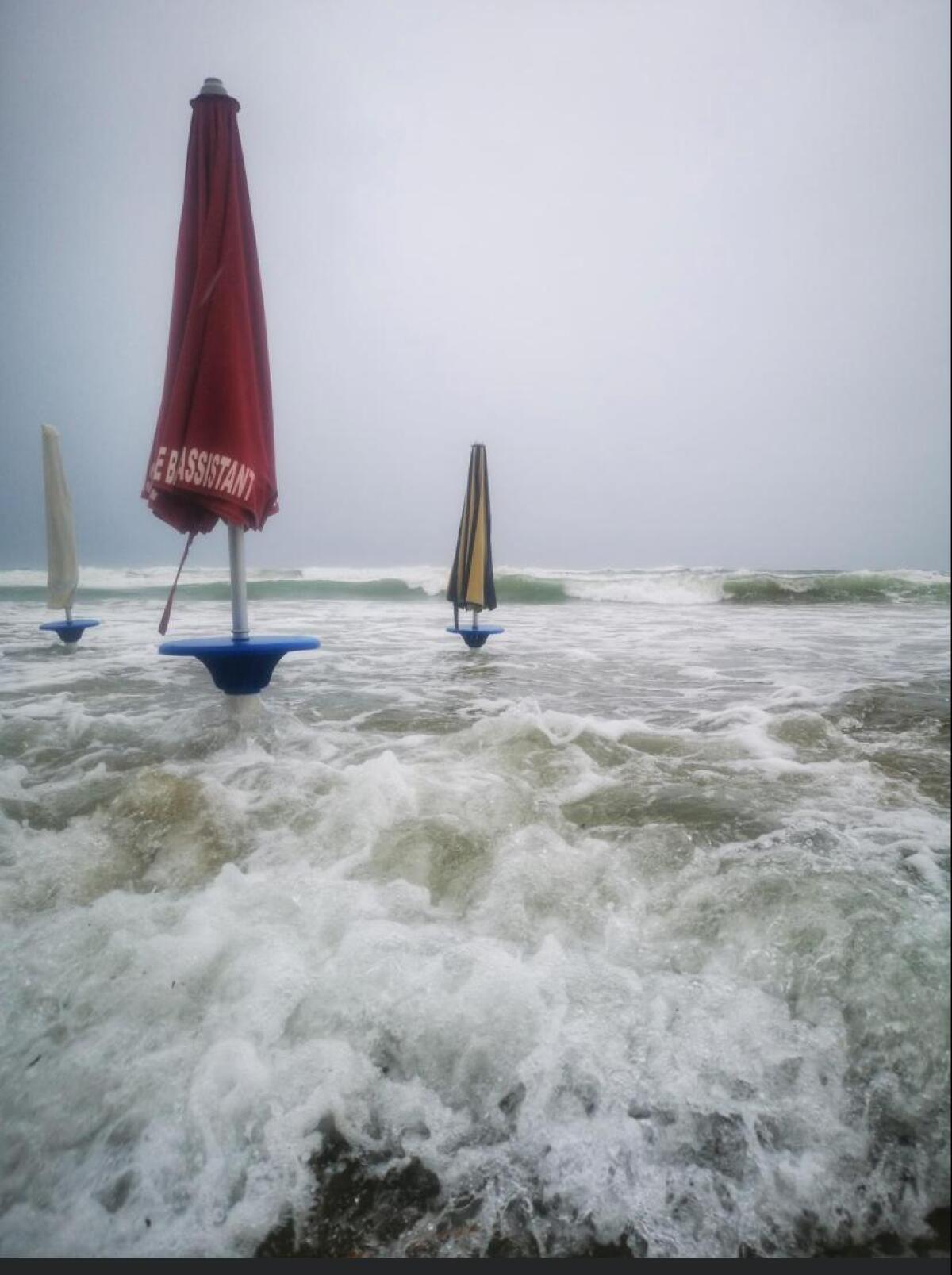 Violenta mareggiata  a Latina, danni ingenti per gli stabilimenti: "L'amministrazione non farà mancare aiuto" FOTO - 