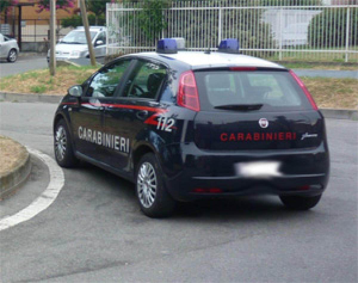 Lancia un blocco di cemento contro un'auto parcheggiata davanti alla caserma dei carabinieri, arrestato - 