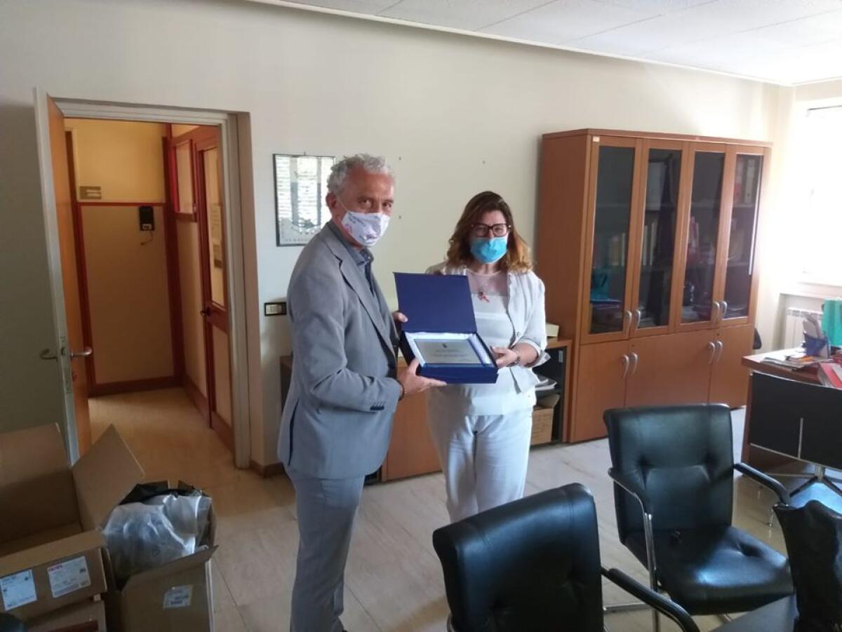 Il Sindaco di Latina Coletta saluta il Comandante provinciale dei Vigili del Fuoco, Clara Modesto. - 