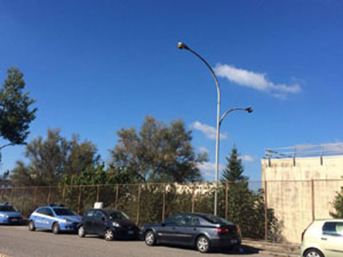 Velletri, trovato nel carcere un pallone che conteneva un telefonino e della droga - 