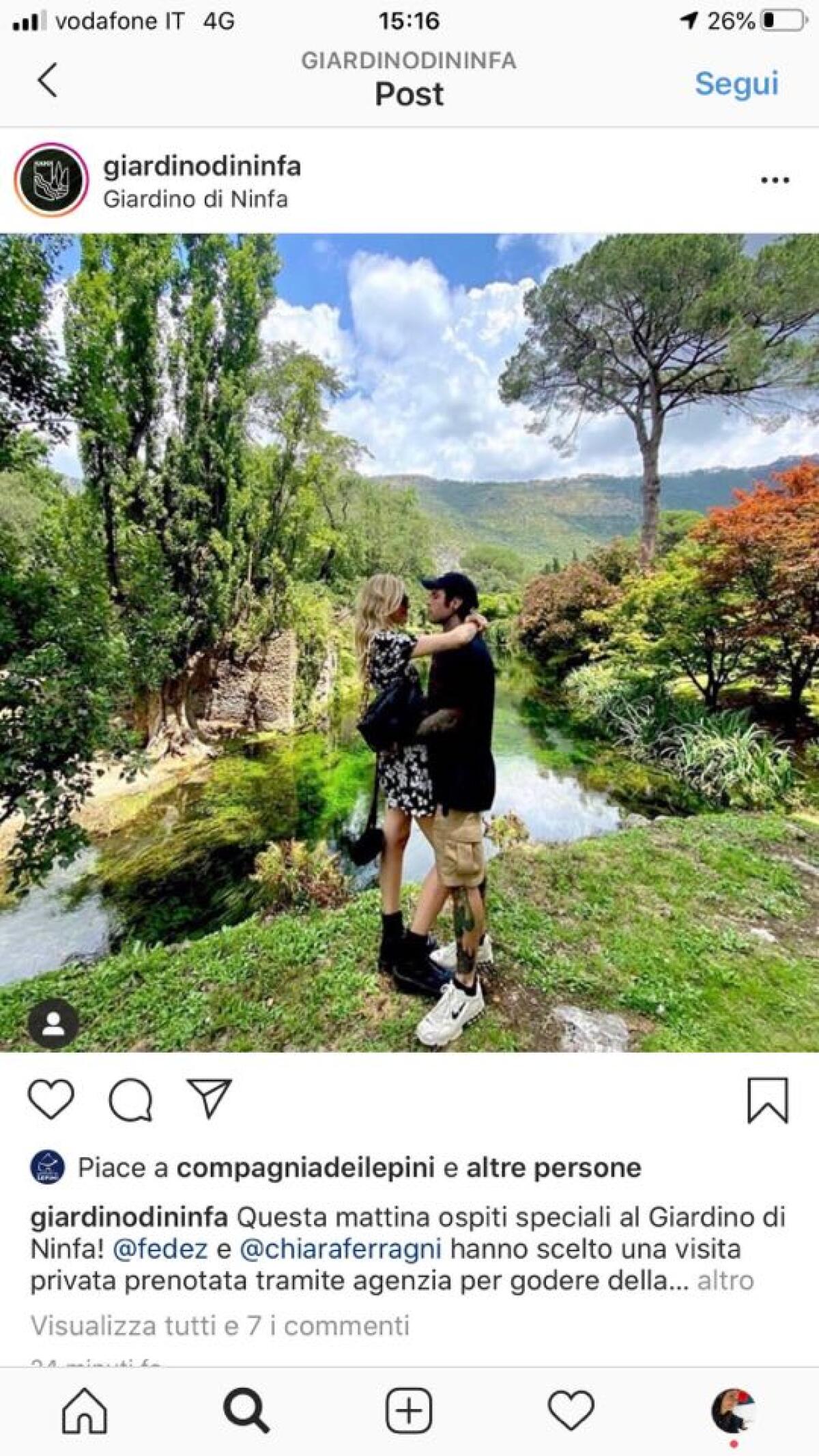 Fedez e Chiara Ferragni ospiti del Giardino di Ninfa, lo scatto sui Social - 