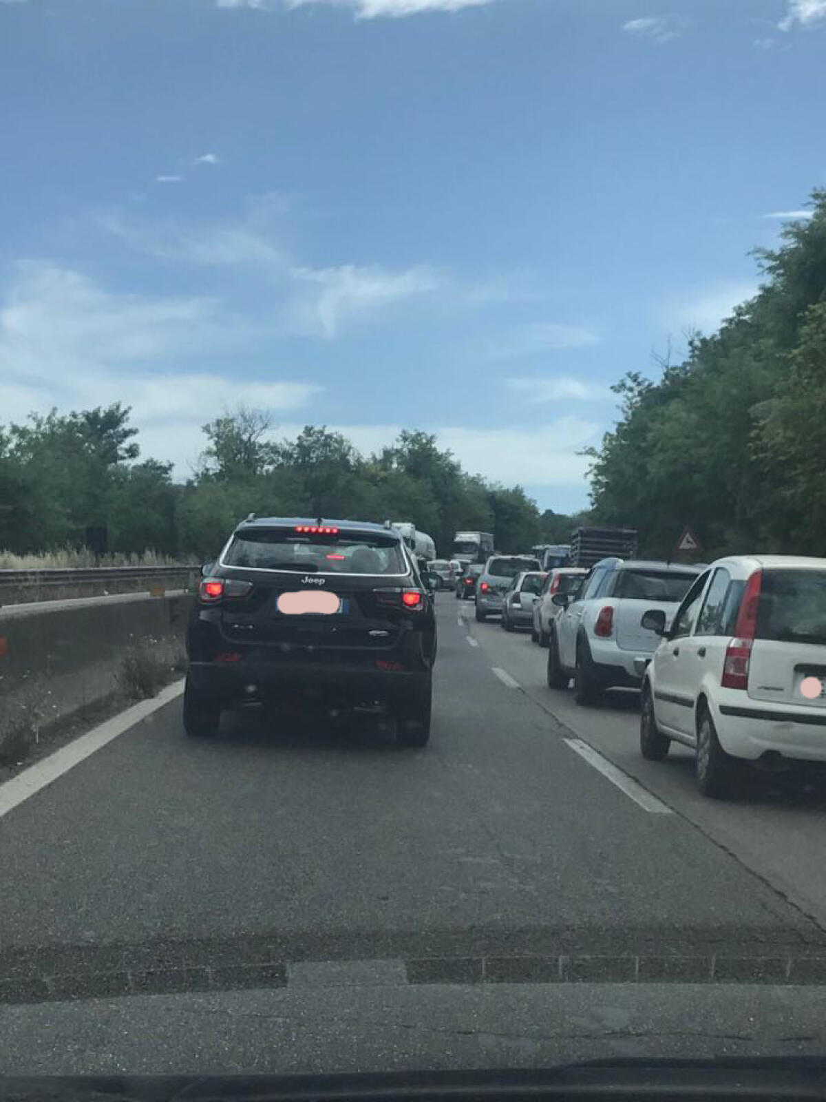 Incidente sulla Pontina, a Castel Romano. Traffico in miglioramento verso Roma - 