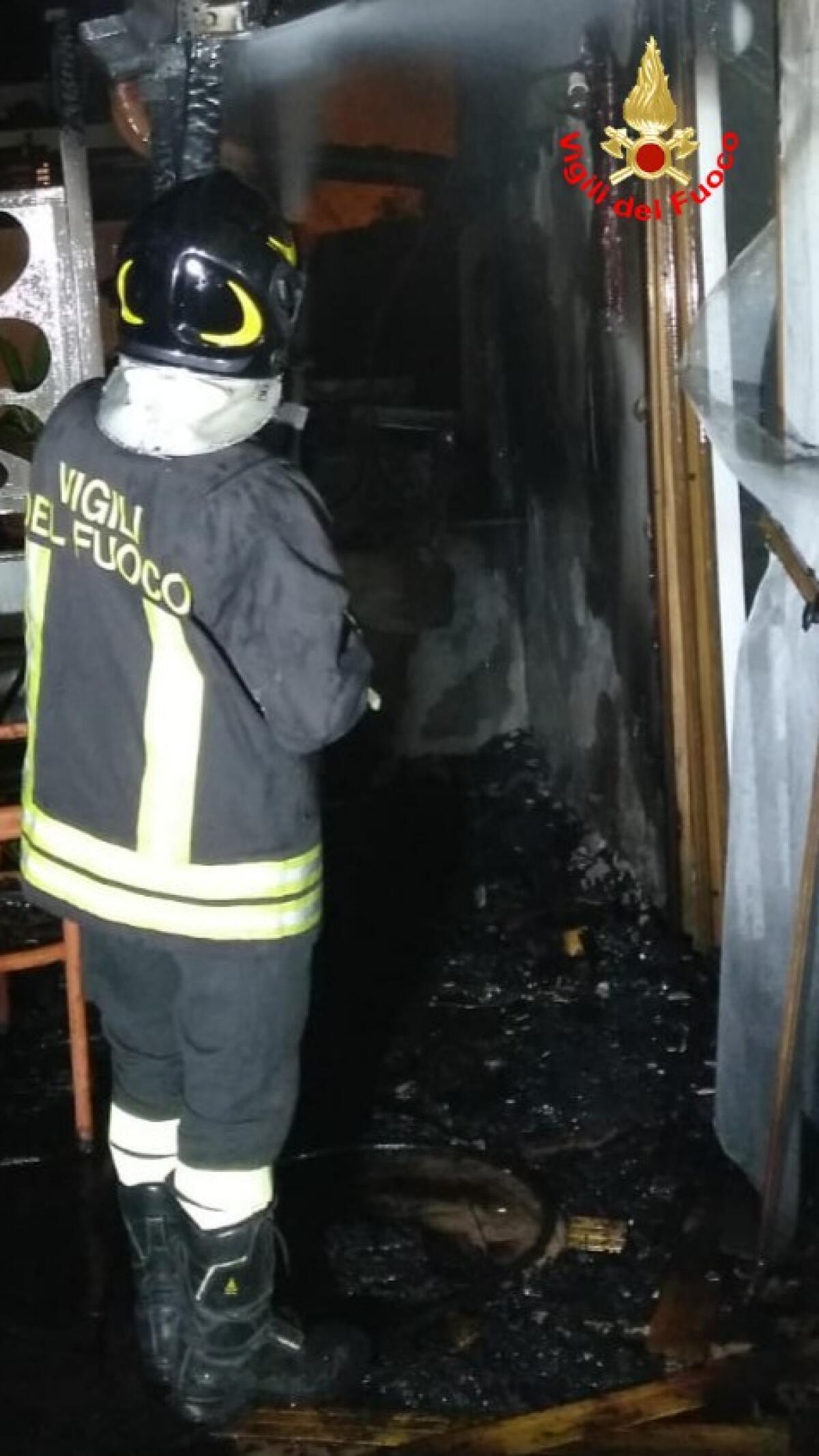Terrazzo in fiamme a Gaeta: intervengono i Vigili del Fuoco. - 