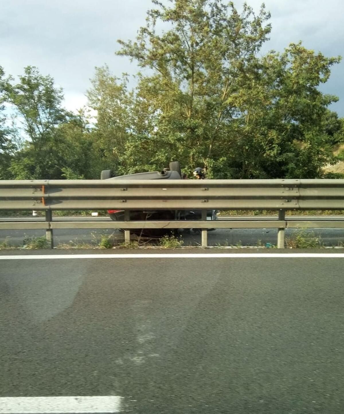Pontina, auto si ribalta verso Roma - 