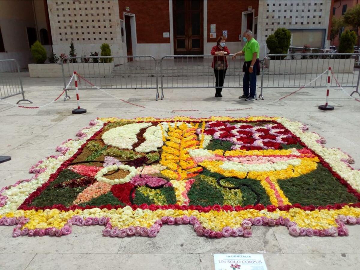 Aprilia, un quadro di fiori sul sagrato della Chiesa di San Michele - 